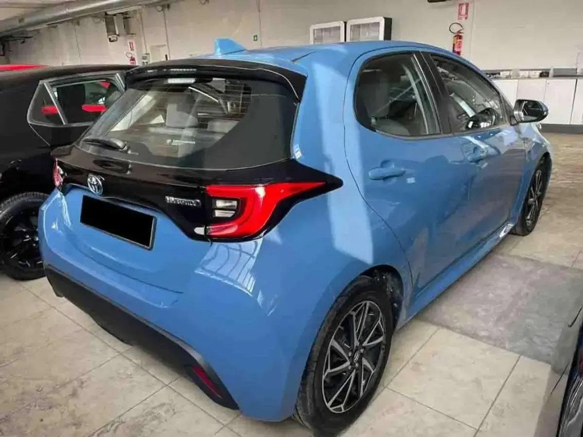 Usata Toyota Yaris Hybrid Trend 92 CV (67 kW) 2021 Blu Berlina
