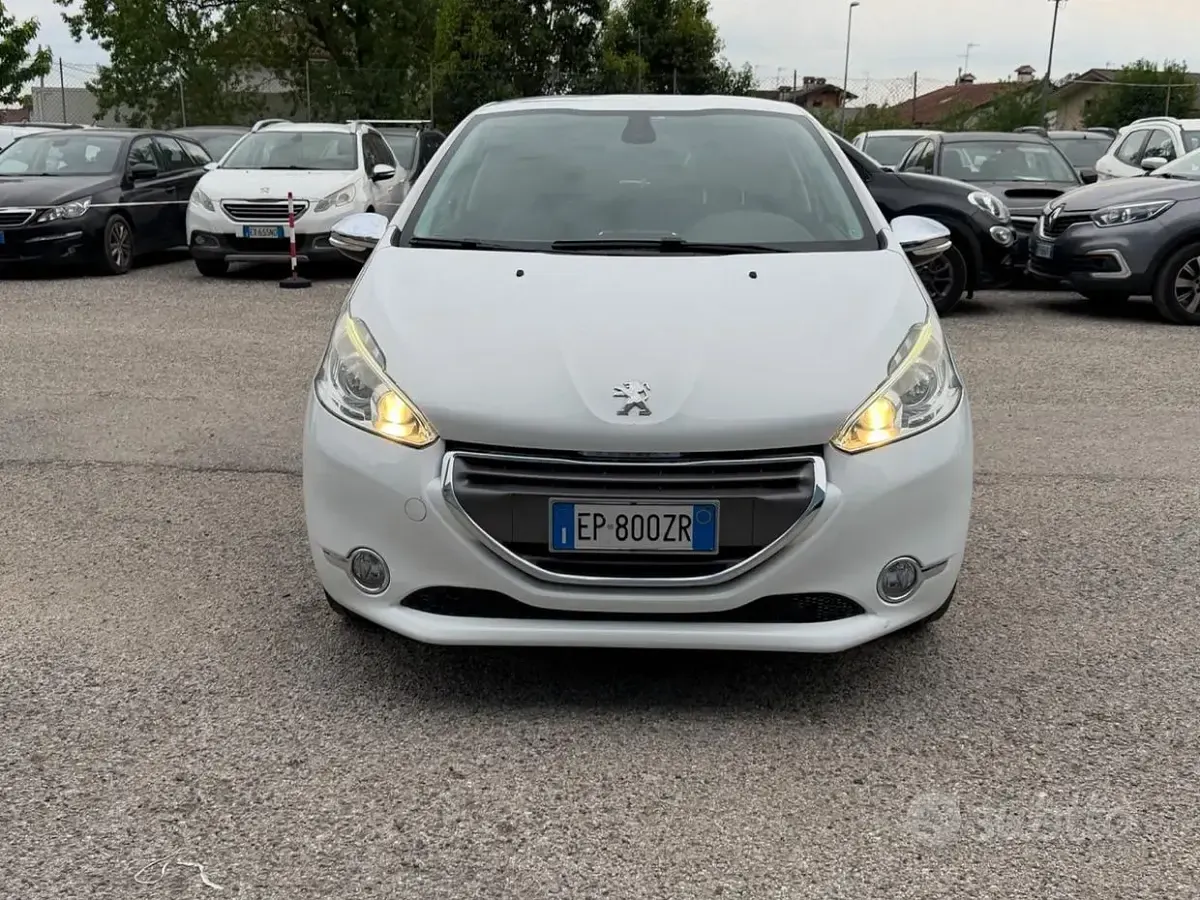 Usata Peugeot 208 Access 82 CV (60 kW) 2013 Bianco Utilitaria