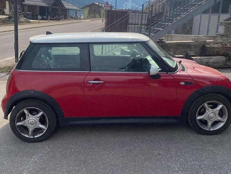 Begagnad Mini One D 75 HK (55 kW) 2004 Röd Halvkombi