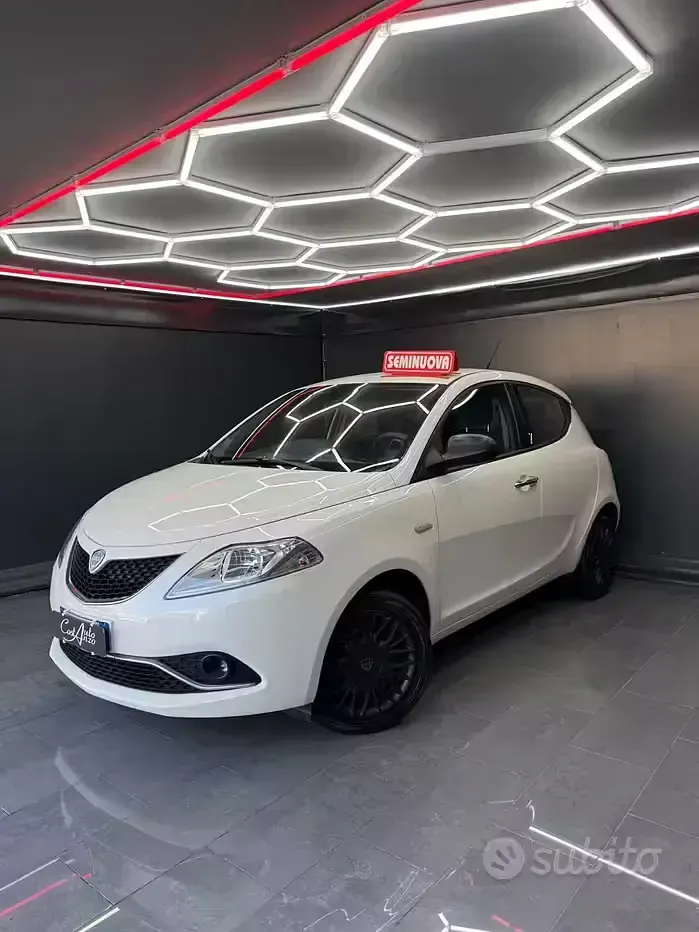 Usata Lancia Ypsilon Gold 69 CV (50 kW) 2016 Bianco Utilitaria