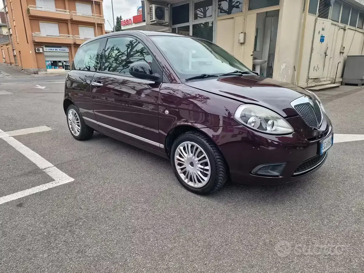 Usata Lancia Ypsilon 69 CV (50 kW) 2011 Viola Utilitaria