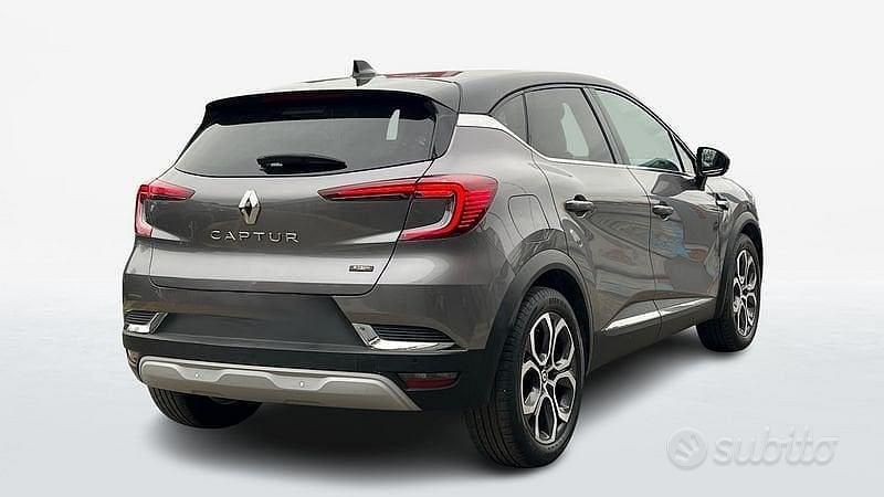 Usata Renault Captur Techno 145 CV (106 kW) 2022 Grigio scuro SUV