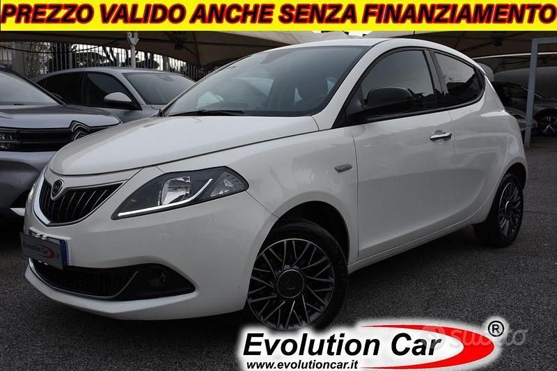 Usata Lancia Ypsilon Gold 69 CV (50 kW) 2023 Bianco pastello Utilitaria