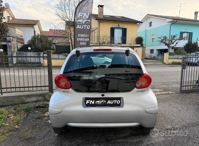 Usata Toyota Aygo 67 CV (49 kW) 2008 Grigio Utilitaria