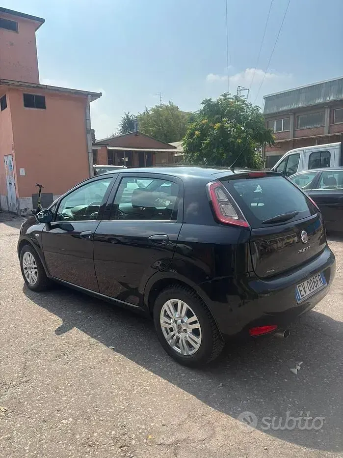Usata Fiat Punto Lounge 69 CV (50 kW) 2014 Nero Utilitaria