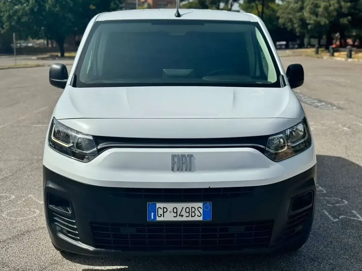 Usata Fiat Doblò 101 CV (74 kW) 2023 Bianco Monovolume