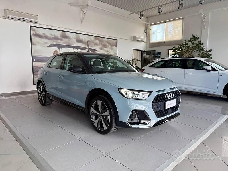 Grigio Usata 2023 Audi A1 Admired Due volumi | 26.900 € (Buon prezzo) - Immagine 1/4