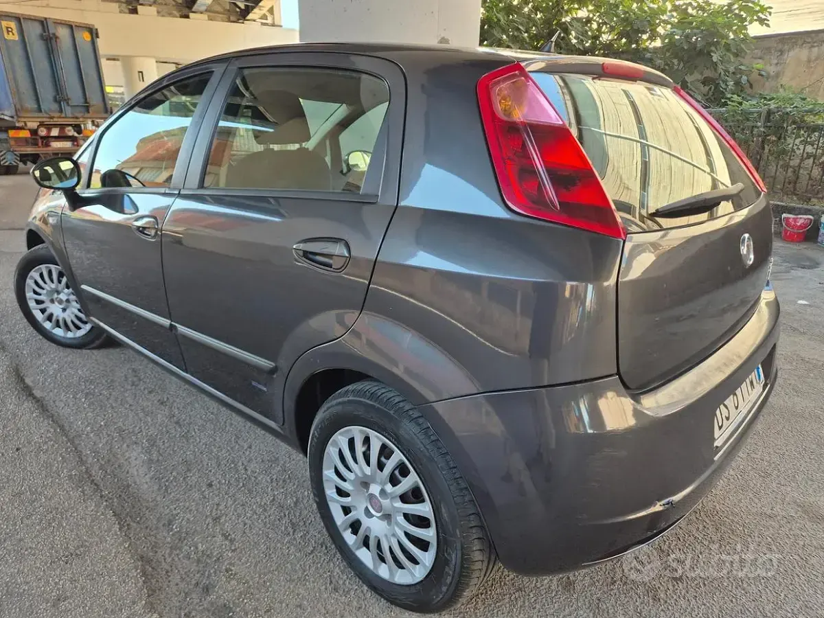Usata Fiat Grande Punto 75 CV (55 kW) 2009 Grigio Utilitaria