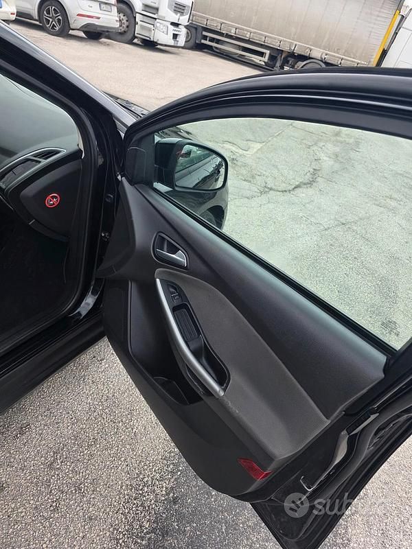 Usata Ford Focus 95 CV (69 kW) 2011 Nero Station wagon