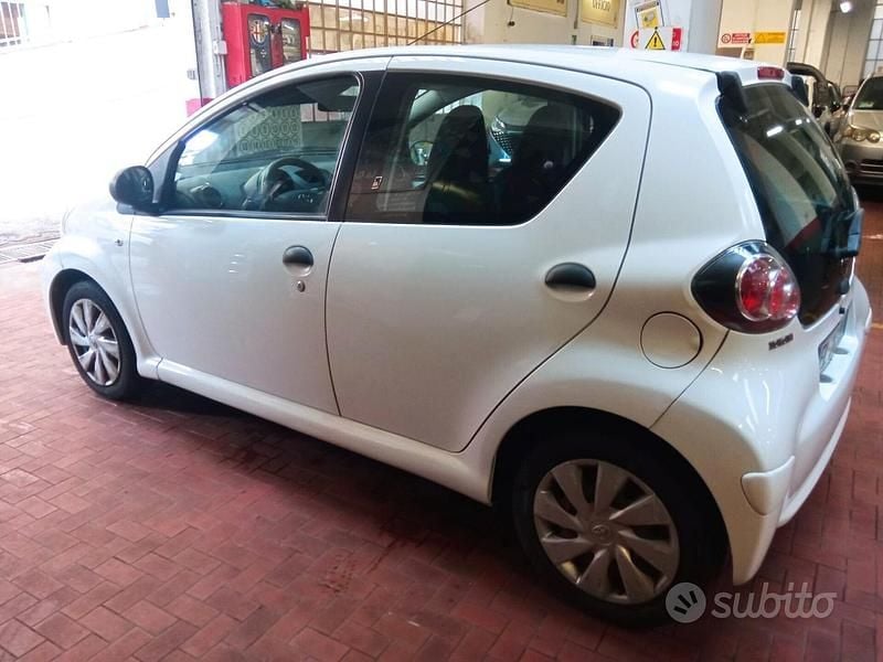 Usata Toyota Aygo Connect Style 68 CV (50 kW) 2012 Bianco Utilitaria