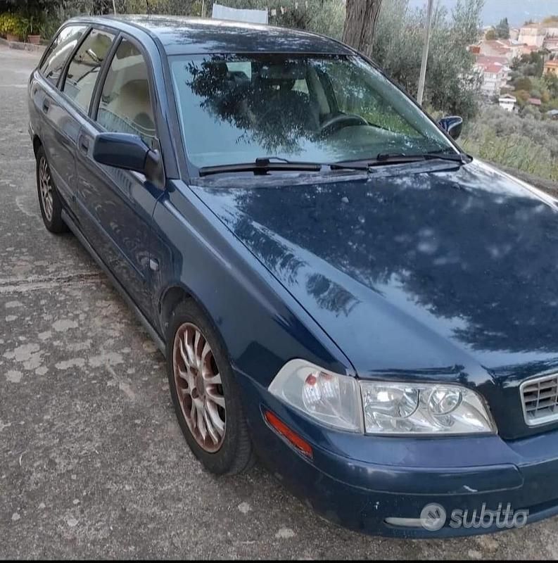 Usata Volvo V40 102 CV (75 kW) 2003 Blu Station wagon