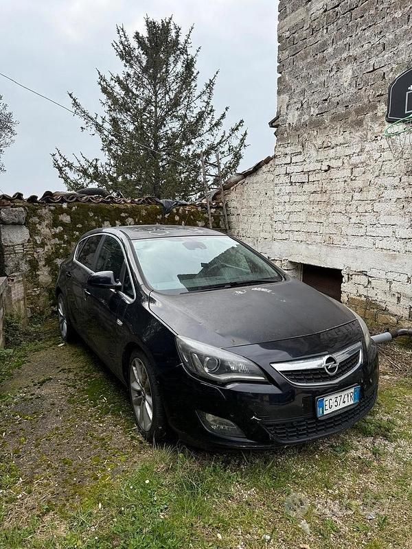 Usata Opel Astra 115 CV (84 kW) 2011 Nero Berlina