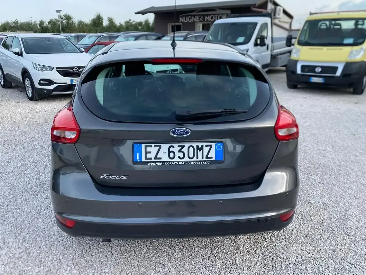 Usado Ford Focus Titanium 120 HP (88 kW) 2015 Cinzento Sedan