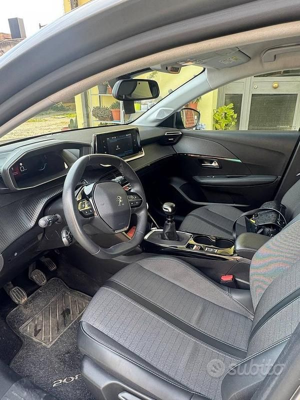 Usata Peugeot 208 Allure 102 CV (75 kW) 2023 Grigio Utilitaria