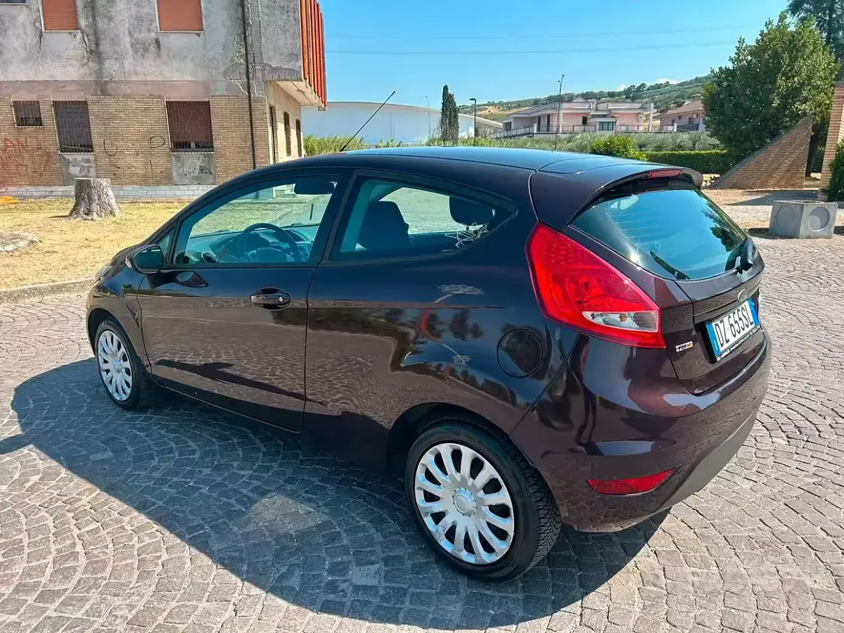 Usata Ford Fiesta 68 CV (50 kW) 2010 Viola Berlina