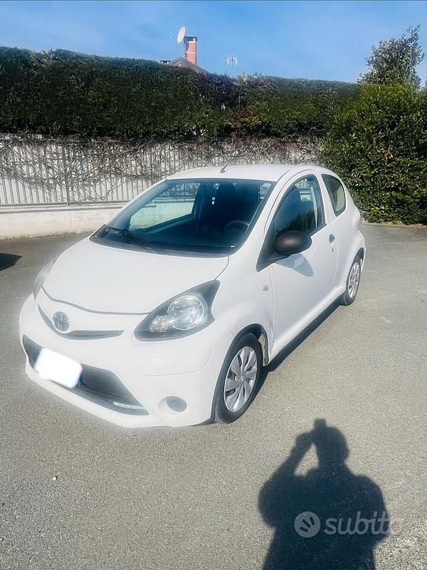 Begagnad Toyota Aygo Connect Style 68 HK (50 kW) 2013 Vit Halvkombi