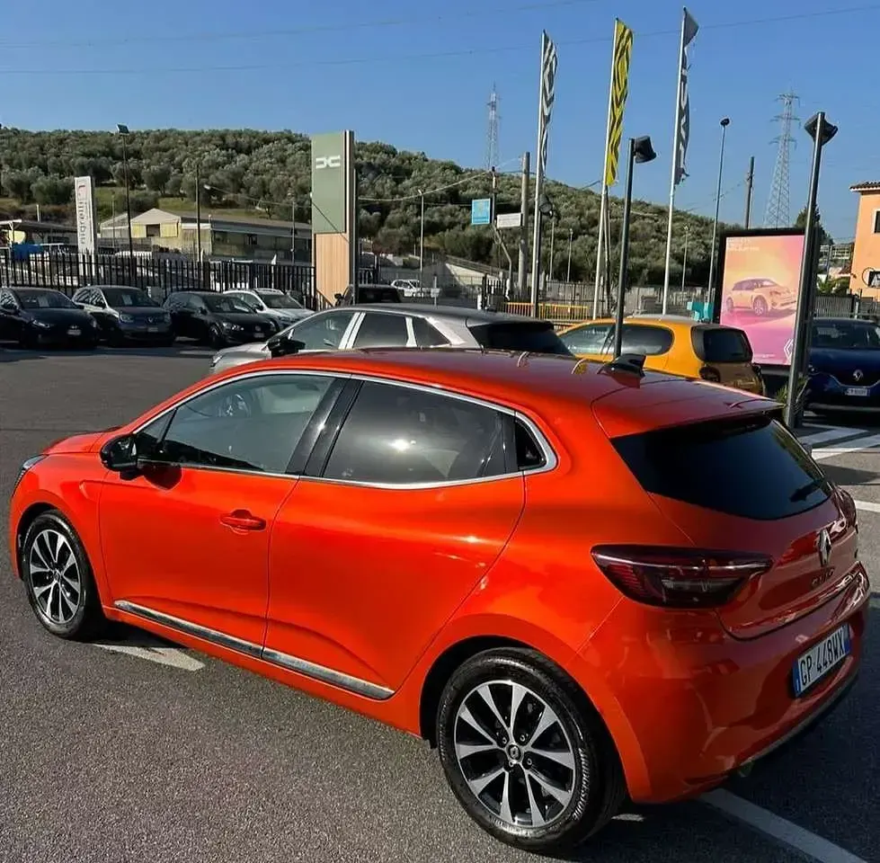 Usata Renault Clio V Techno 145 CV (106 kW) 2023 Arancione Berlina