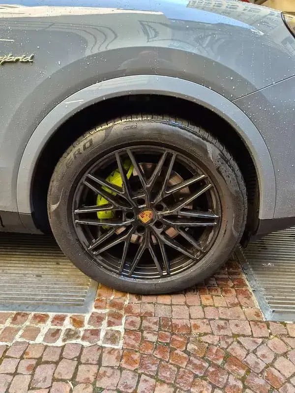 Usata Porsche Cayenne E-Hybrid 305 CV (224 kW) 2025 Grigio SUV