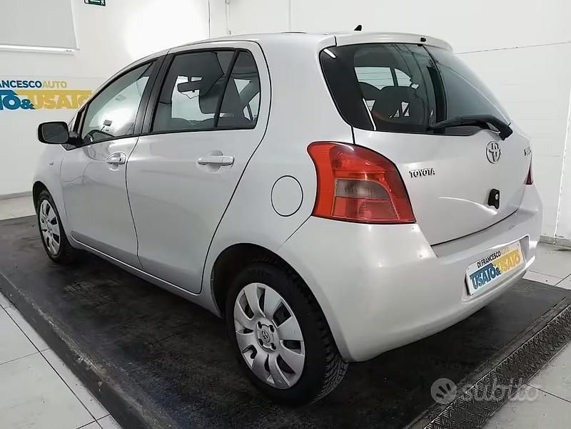 Usata Toyota Yaris Sol 87 CV (63 kW) 2007 Argento metallizzato Berlina