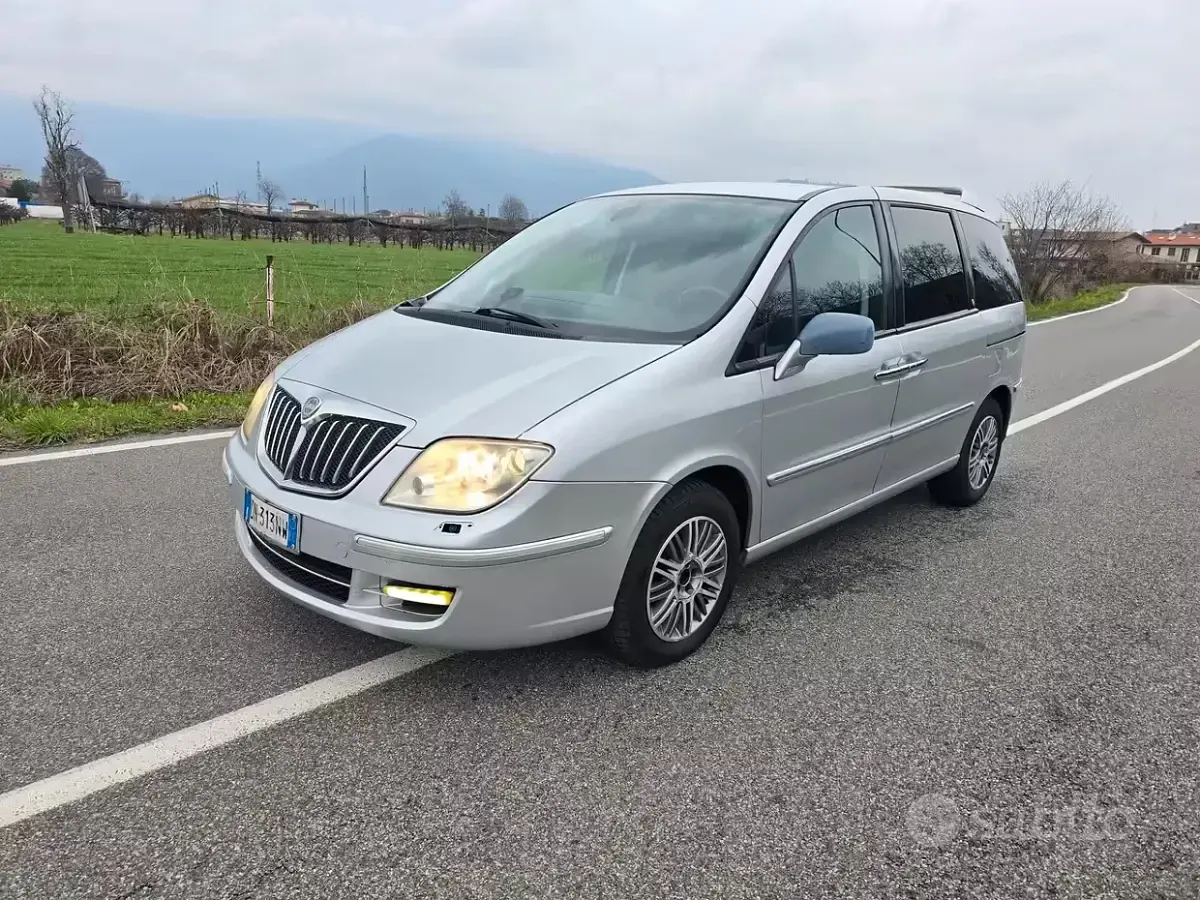 Usata Lancia Phedra 170 CV (125 kW) 2009 Grigio Monovolume