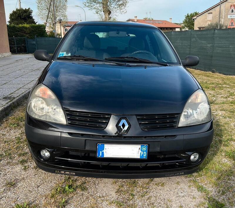 Usato 2004 Renault Clio II 1.2 Benzin 58 CV (2.750 €)