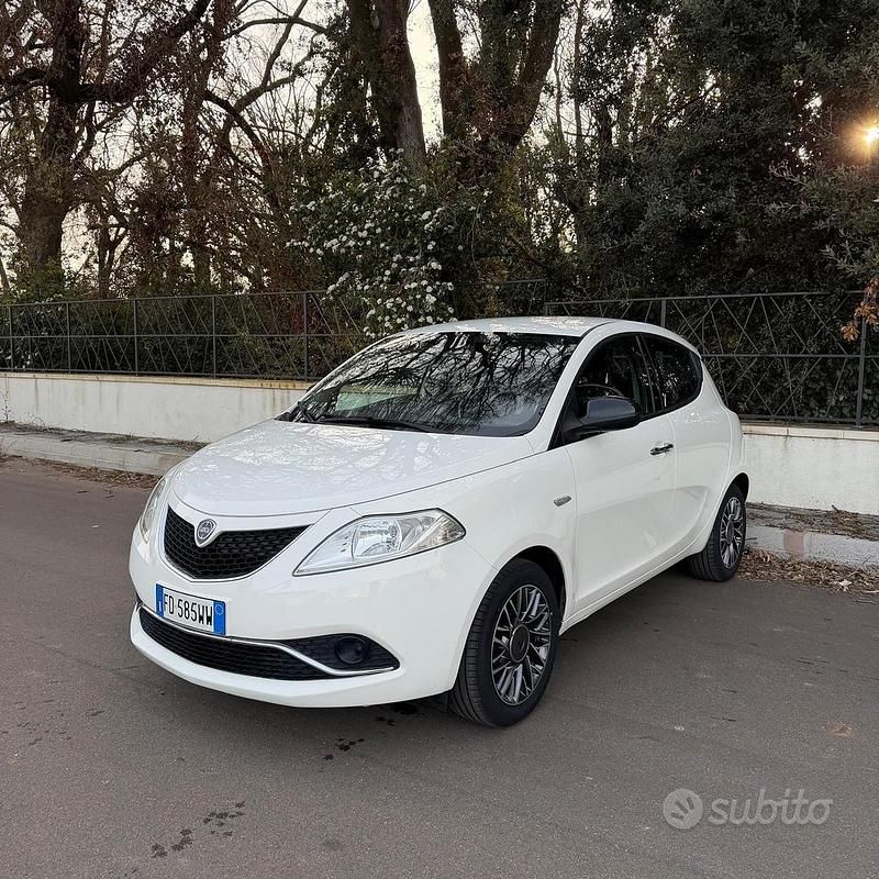Usata Lancia Ypsilon Gold 69 CV (50 kW) 2016 Bianco Utilitaria