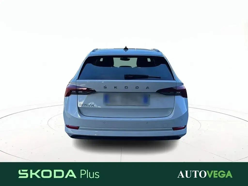 Usata Skoda Octavia Executive 150 CV (110 kW) 2022 Bianco pastello Station wagon