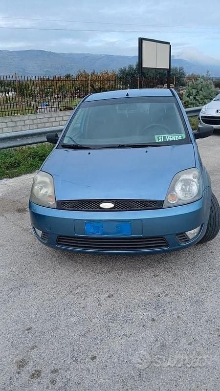 Blu Usata 2003 Ford Fiesta Tre volumi | 1500 € (Buon prezzo) - Immagine 1/4