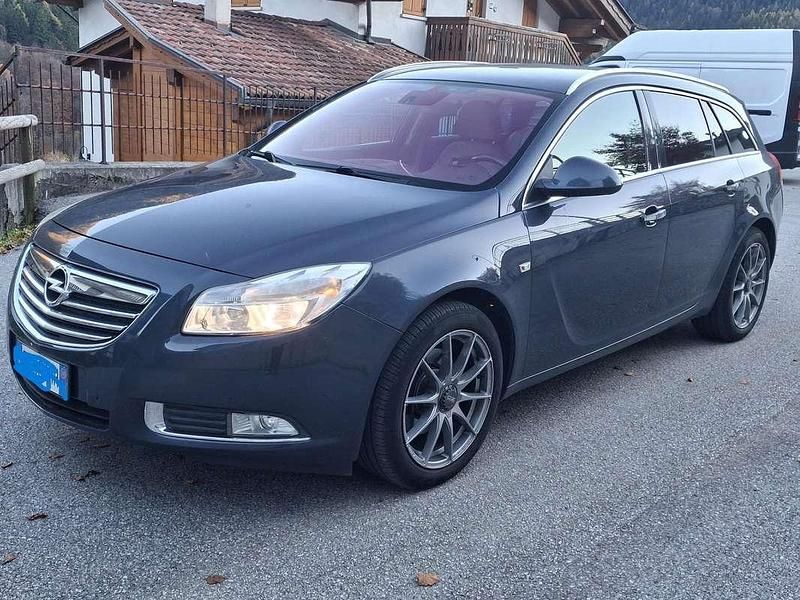 Grigio Usata 2010 Opel Insignia Cosmo Station wagon | 4500 € (Buon prezzo) - Immagine 1/4