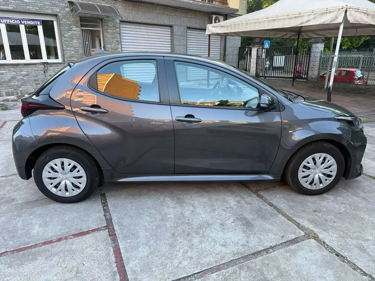 Usata Toyota Yaris Style 92 CV (67 kW) 2021 Grigio Utilitaria