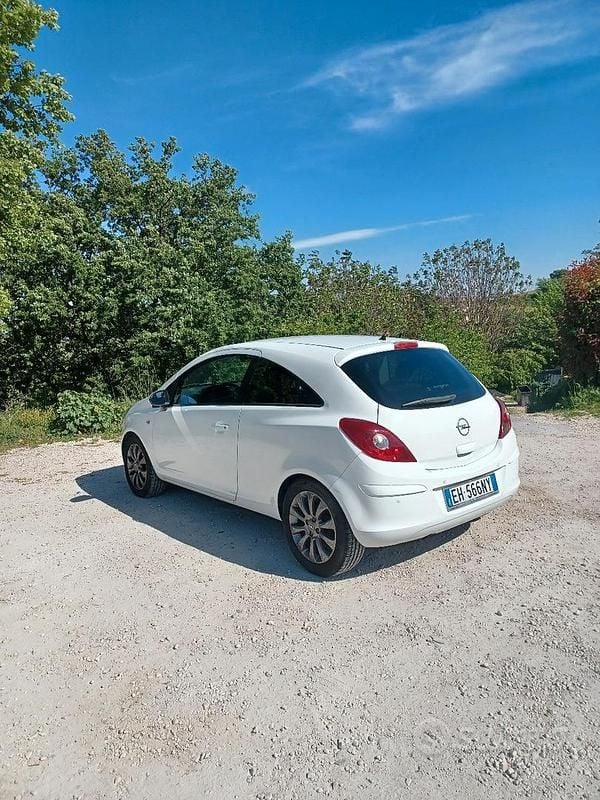 Usata Opel Corsa 85 CV (62 kW) 2011 Bianco Utilitaria