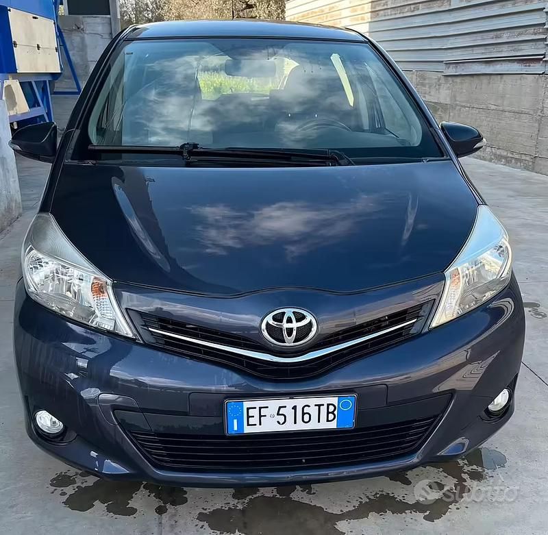 Usata Toyota Yaris Lounge 90 CV (66 kW) 2013 Blu Utilitaria