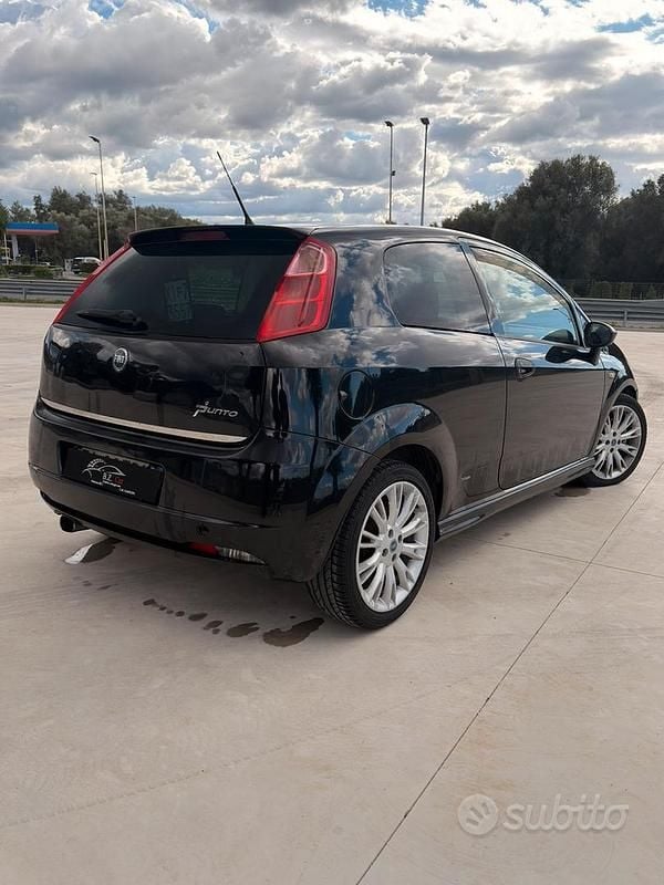 Nero Usata 2009 Fiat Grande Punto Sport Due volumi | 2000 € (Buon prezzo) - Immagine 1/4