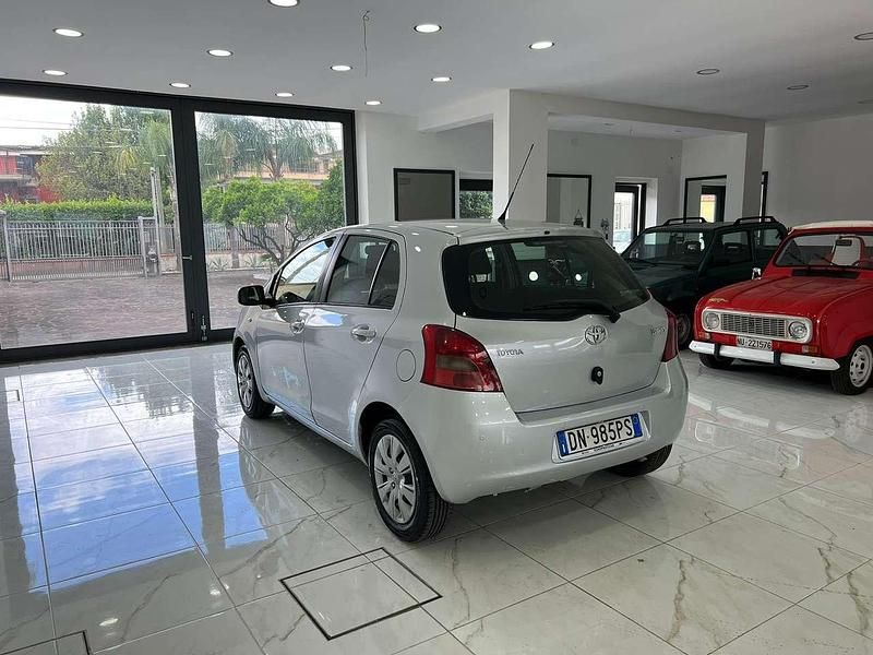 Usata Toyota Yaris Sol 69 CV (50 kW) 2008 Grigio Utilitaria