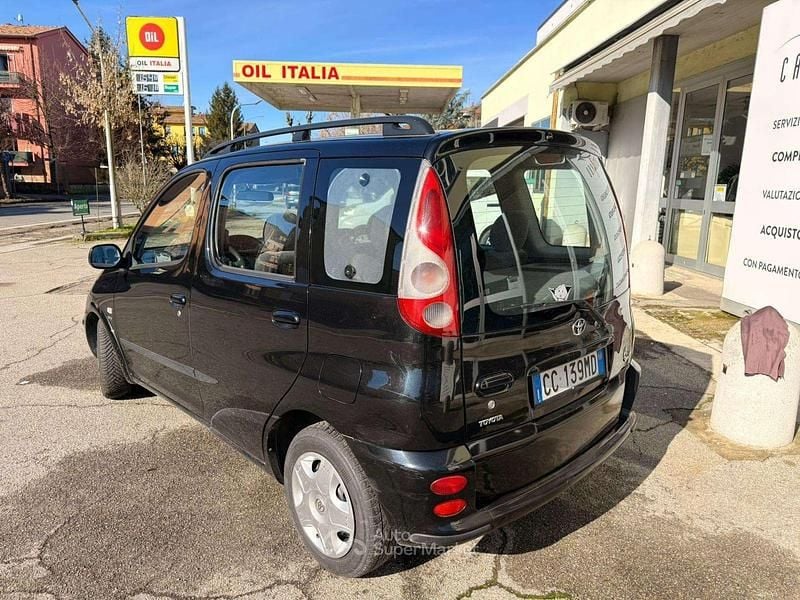 Usata Toyota Yaris Verso Sol 86 CV (63 kW) 2002 Nero Monovolume