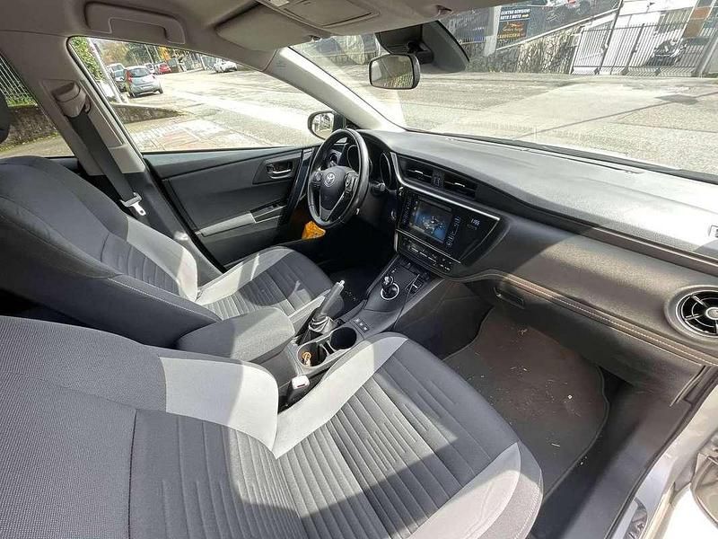 Usata Toyota Auris Hybrid Business Edition 99 CV (72 kW) 2016 Argento Berlina