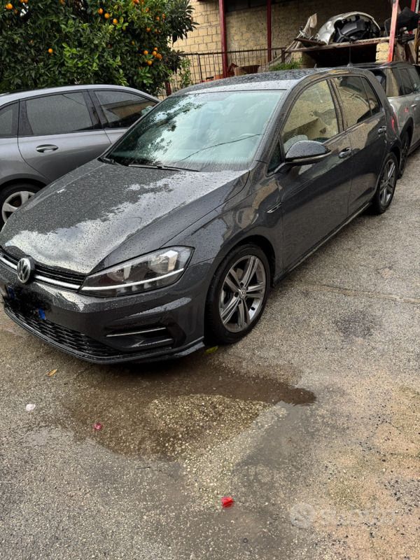 Grigio Usata 2019 VW Golf VII R-line Tre volumi | 17.000 € (Buon prezzo) - Immagine 1/4