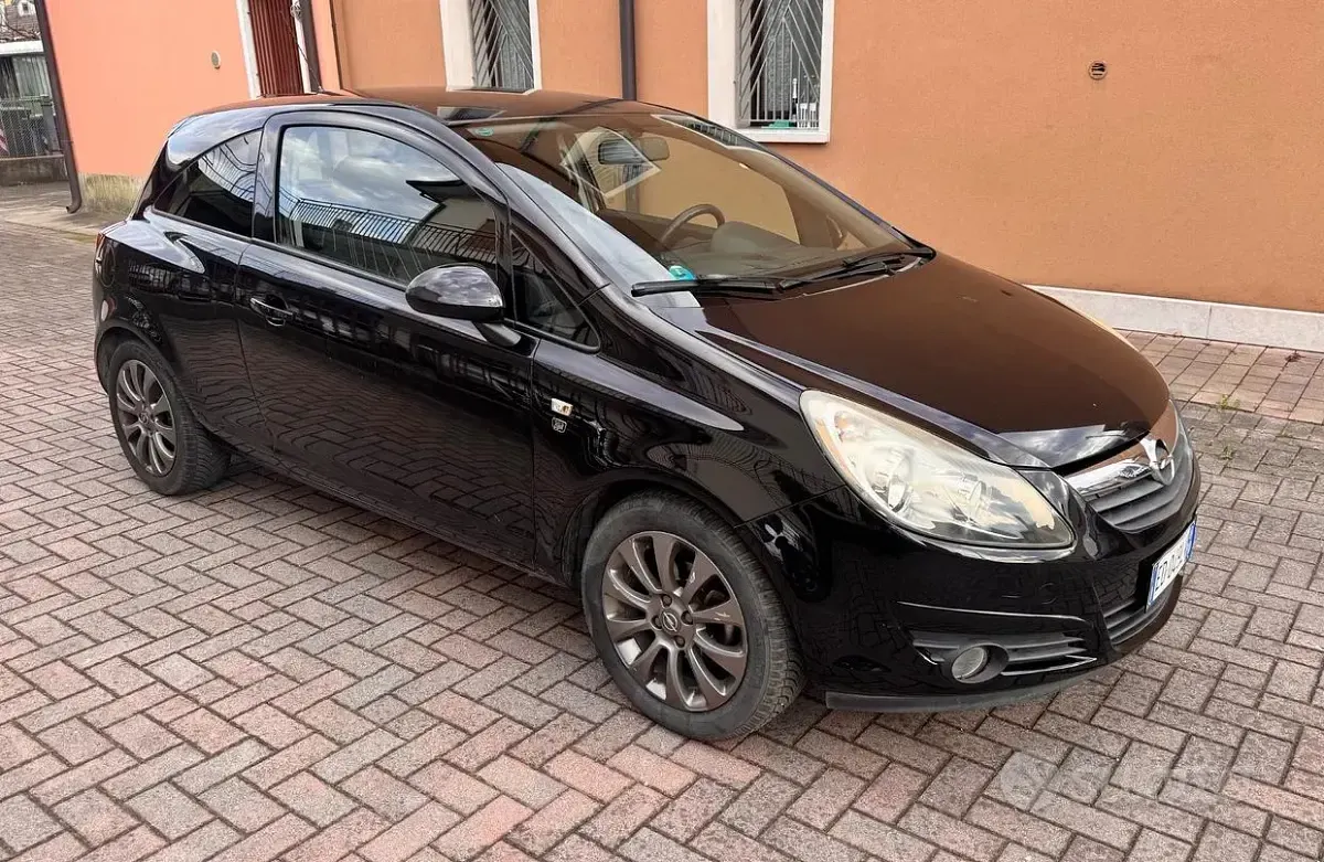 Usata Opel Corsa 80 CV (58 kW) 2010 Nero Utilitaria