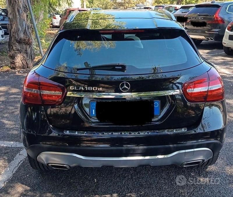 Käytetty Mercedes GLA180 109 HP (80 kW) 2018 Musta Katumaasturi