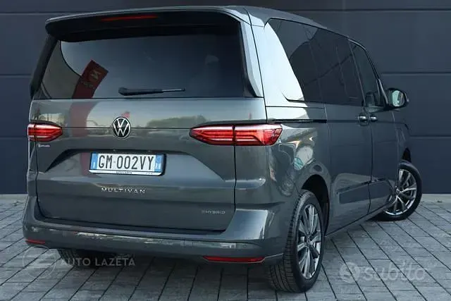Usata VW Multivan Life 150 CV (110 kW) 2023 Grigio Monovolume