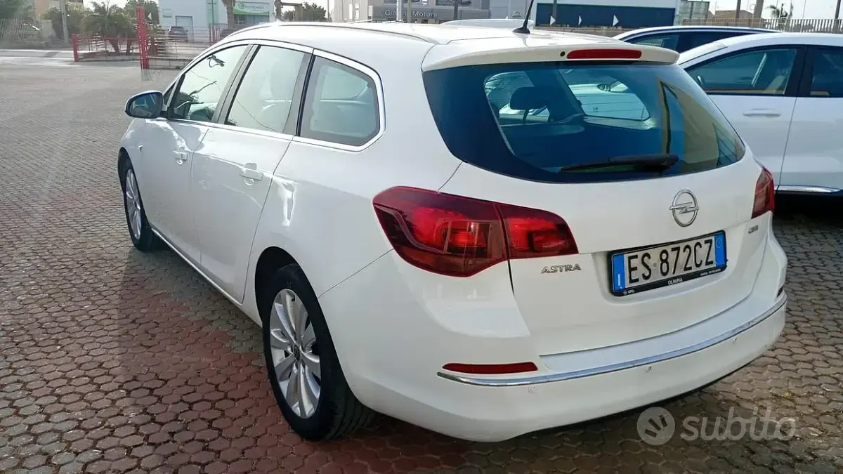 Usata Opel Astra Cosmo 110 CV (80 kW) 2013 Bianco Station wagon