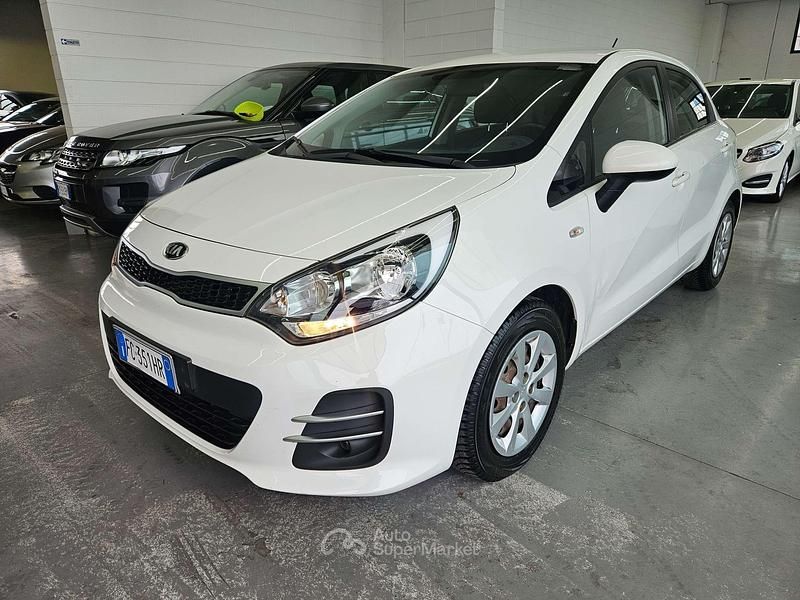 Usado Kia Rio Active 75 CV (55 kW) 2016 Blanco Berlina
