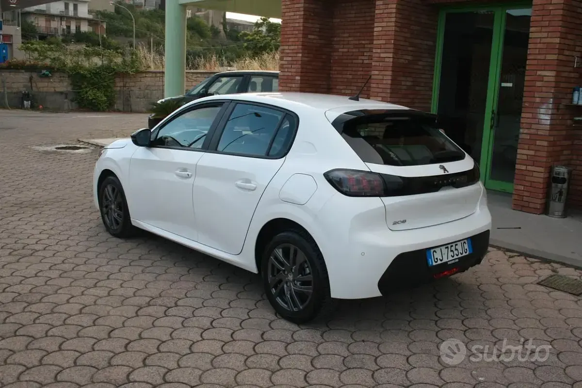 Usata Peugeot 208 Active 102 CV (75 kW) 2022 Bianco Utilitaria