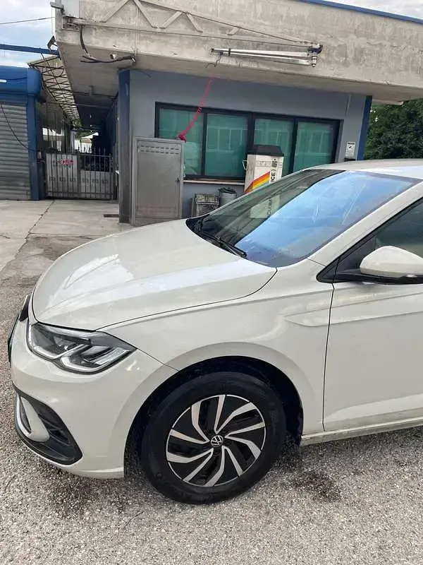 Usata VW Polo Life 95 CV (69 kW) 2023 Beige Utilitaria
