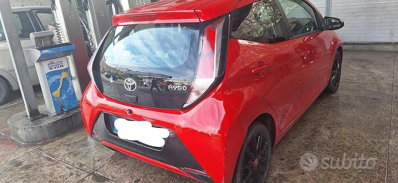 Usata Toyota Aygo 69 CV (50 kW) 2017 Rosso Utilitaria