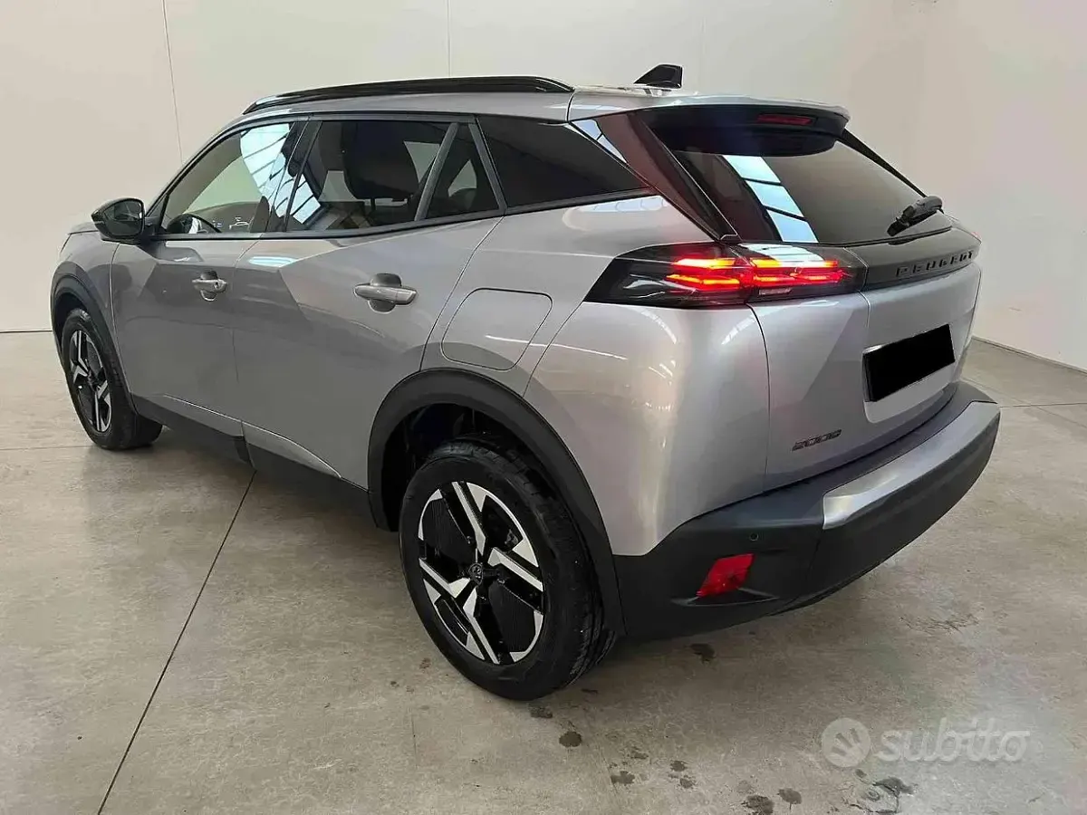 Usata Peugeot 2008 Allure 101 CV (74 kW) 2025 Grigio SUV