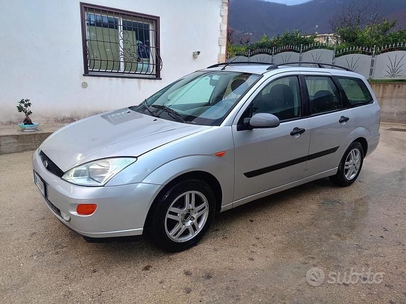 Usata Ford Focus Ghia 100 CV (73 kW) 2000 Grigio Station wagon