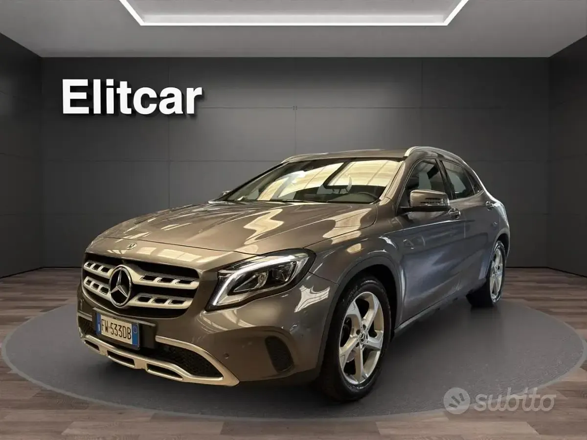 Usata Mercedes GLA180 109 CV (80 kW) 2018 Grigio montagna SUV