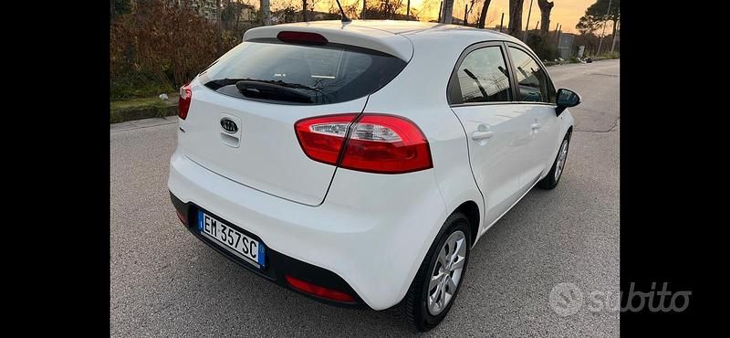 Usata Kia Rio 82 CV (60 kW) 2012 Bianco Utilitaria