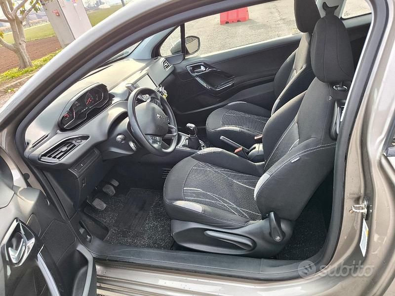 Usata Peugeot 208 82 CV (60 kW) 2013 Marrone Utilitaria